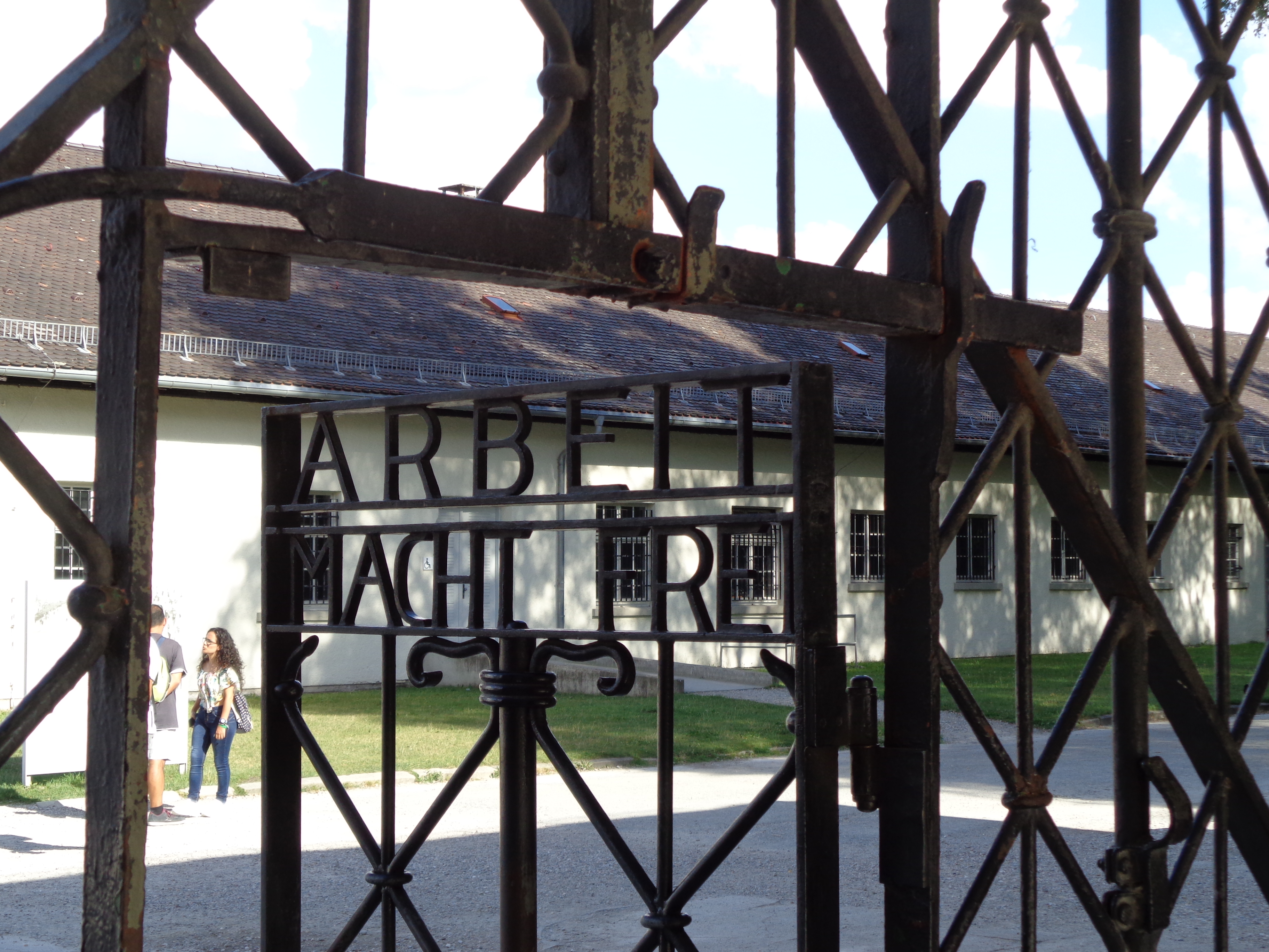 Vstupní brána do koncentračního tábora Dachau. Foto P. Mach